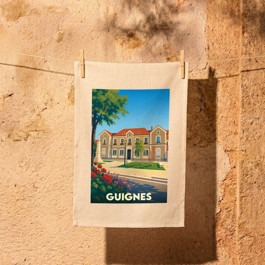 Torchon souvenir de la ville de Guignes avec une illustration colorée et stylisée.