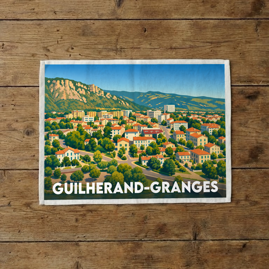 Torchon souvenir de la ville de Guilherand-Granges illustré d'un paysage urbain coloré au pied des montagnes.