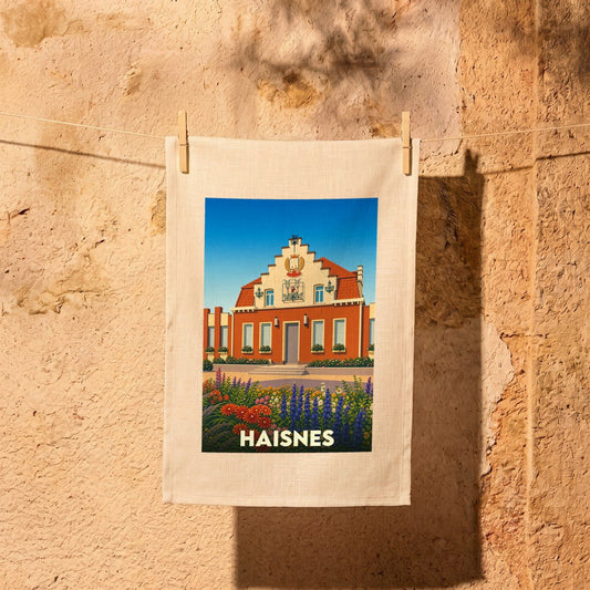 Torchon souvenir de la ville de Haisnes avec une illustration stylisée de son hôtel de ville fleuri.