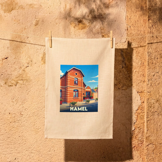 Torchon souvenir de la ville de Hamel avec une illustration stylisée d'un bâtiment en briques rouges.