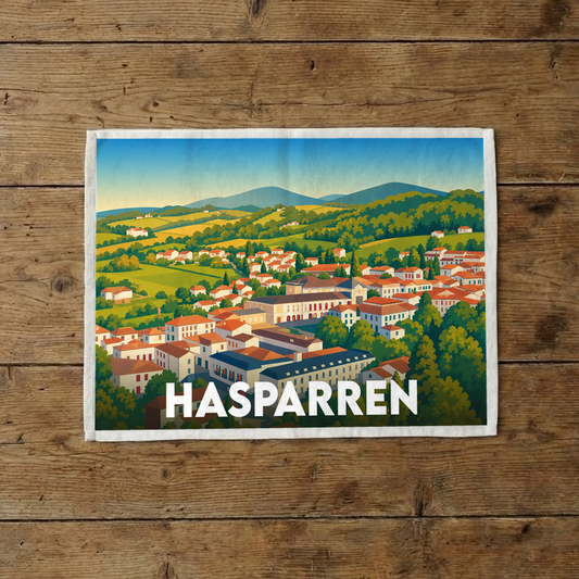 Torchon souvenir de la ville de Hasparren avec une illustration stylisée de son paysage vallonné.