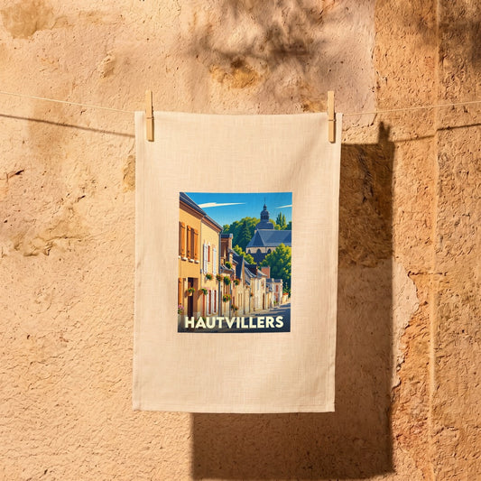 Torchon souvenir de la ville de Hautvillers orné d'une illustration stylisée de ses ruelles et de son église.