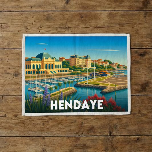 Torchon souvenir de la ville d'Hendaye orné d'une illustration stylisée de son port et de son architecture front de mer.