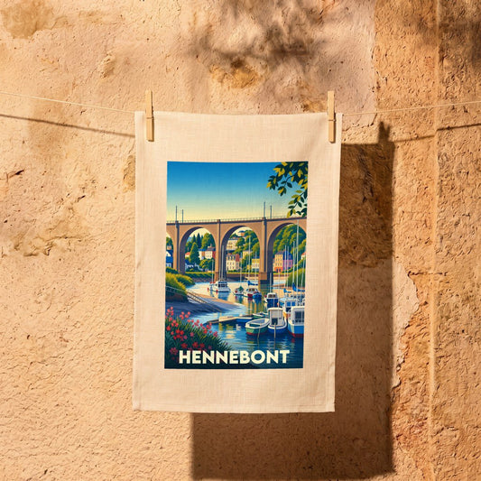 Torchon souvenir de la ville de Hennebont orné d'une illustration stylisée du port et du viaduc.