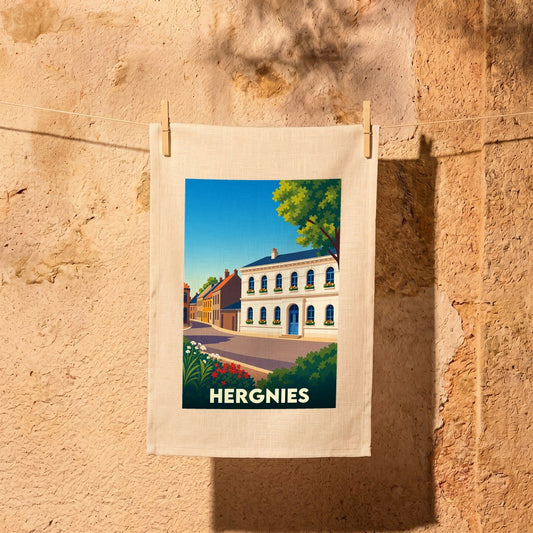 Torchon souvenir de la ville de Hergnies avec une illustration stylisée.