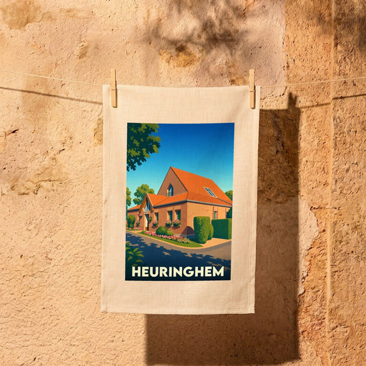 Torchon souvenir de la ville de Heuringhem avec une illustration stylisée d'une maison traditionnelle.
