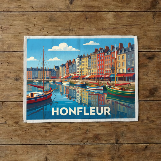 Torchon souvenir de la ville de Honfleur avec une illustration stylisée de son port.