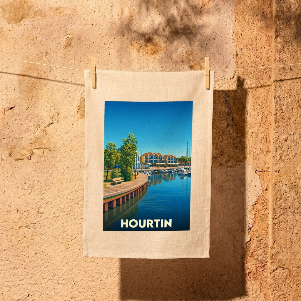 Torchon souvenir de la ville de Hourtin avec une illustration stylisée de son port.