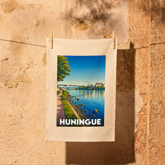 Torchon souvenir de la ville de Huningue illustré d'un dessin stylisé représentant sa passerelle sur le Rhin.