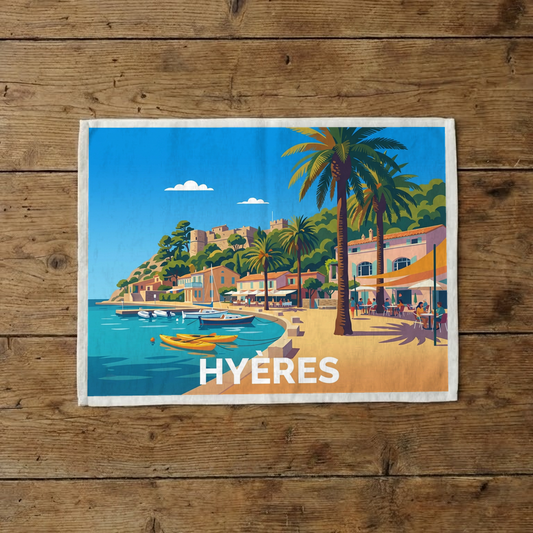 Torchon souvenir de la ville de Hyères avec une illustration stylisée de son bord de mer ensoleillé.