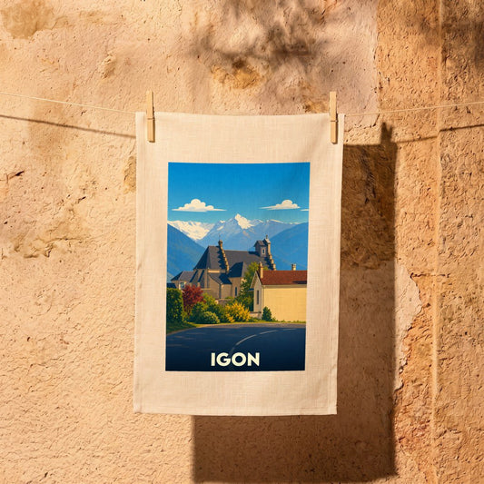 Torchon souvenir de la ville d'Igon orné d'une illustration stylisée de son église face aux Pyrénées.