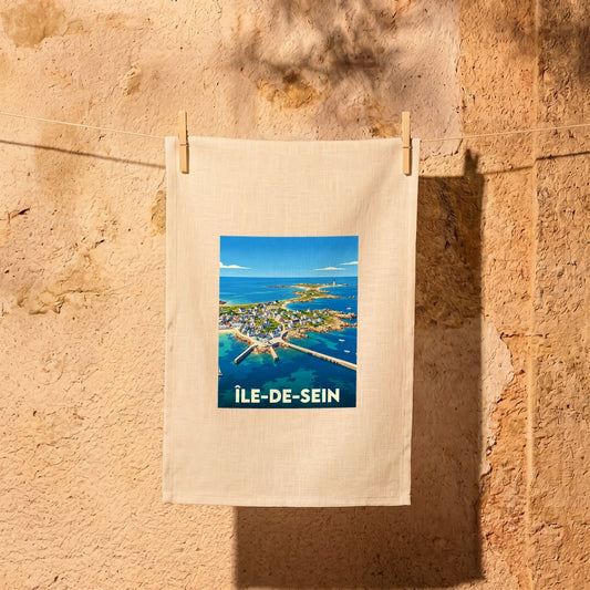 Torchon souvenir de l'Île-de-Sein avec une illustration stylisée du village et de son port.
