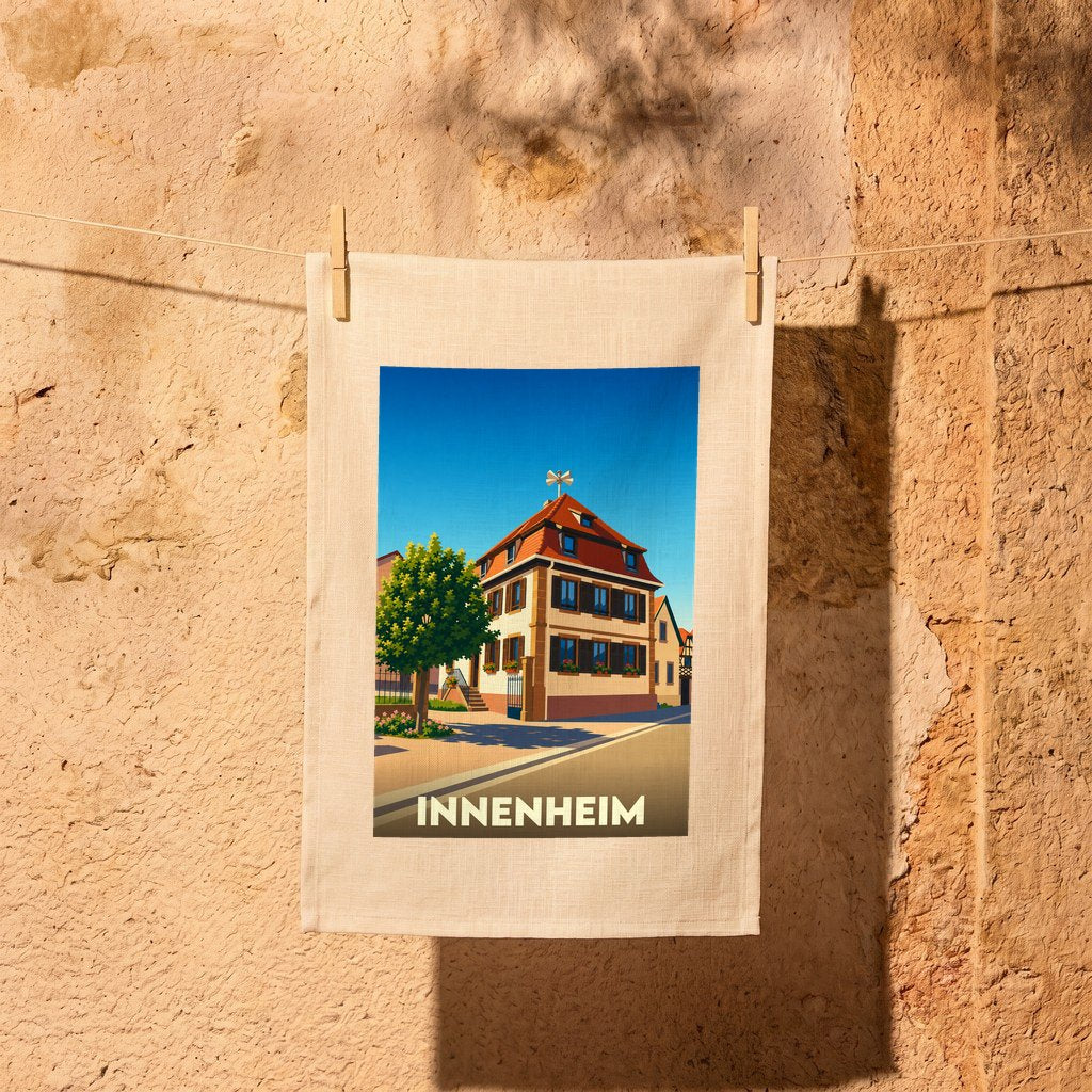 Torchon souvenir de la ville de Innenheim avec une illustration stylisée d'une maison alsacienne.