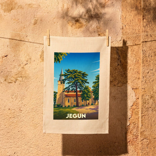 Torchon souvenir de la ville de Jegun avec une illustration stylisée d'un clocher et de grands arbres.