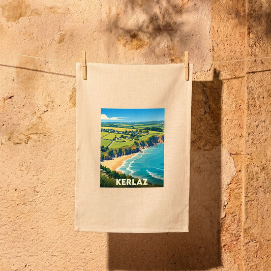 Torchon souvenir de la ville de Kerlaz avec une illustration stylisée de son paysage côtier.