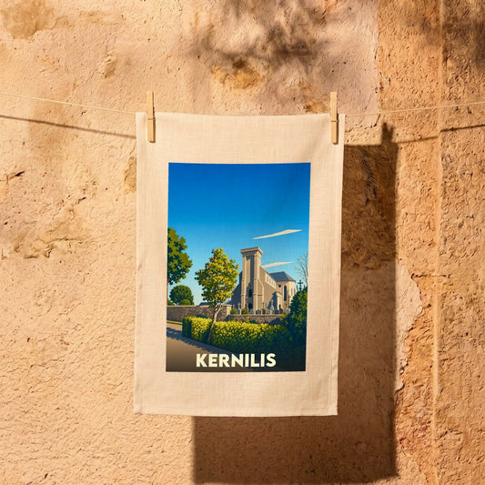 Torchon souvenir de la ville de Kernilis avec une illustration stylisée de son église.