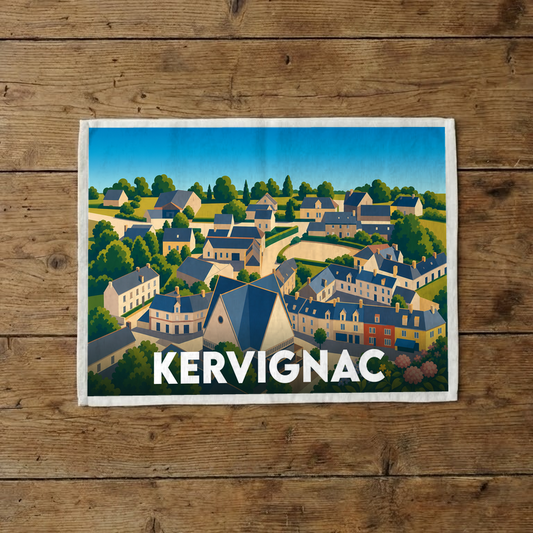 Torchon souvenir de la ville de Kervignac avec une illustration stylisée d'un village breton coloré.