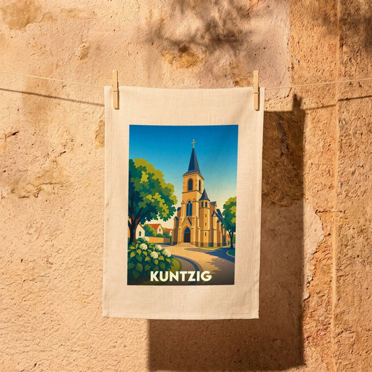 Torchon souvenir de la ville de Kuntzig avec une illustration stylisée de son église.