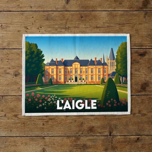 Torchon souvenir de la ville de L'Aigle avec une illustration stylisée de son château et de ses jardins.