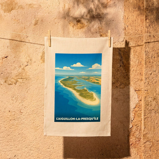 Torchon souvenir de L'Aiguillon-la-Presqu'île orné d'une illustration stylisée de la pointe sablonneuse vue du ciel.
