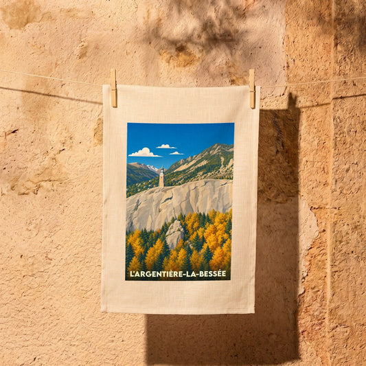Torchon souvenir de la ville de L'Argentière-la-Bessée avec une illustration stylisée de montagne.