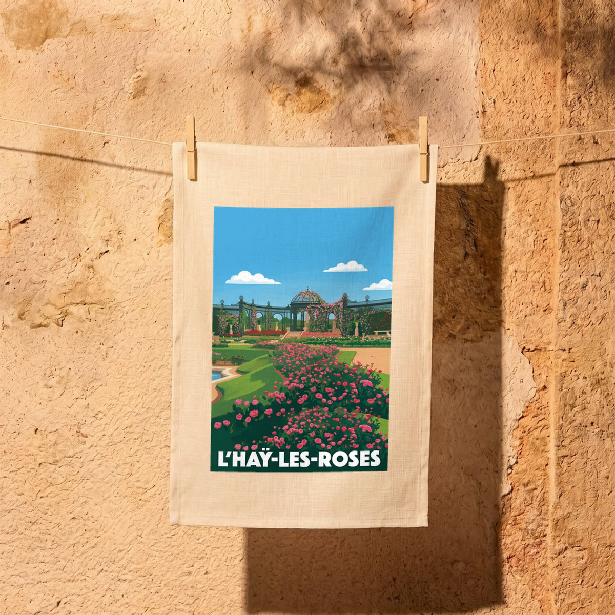 Torchon souvenir de la ville de L'Haÿ-les-Roses avec une illustration stylisée de sa célèbre roseraie.