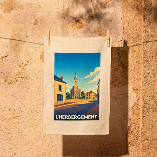 Torchon souvenir de la ville de L'Herbergement avec une illustration stylisée d'une place de village et son église.