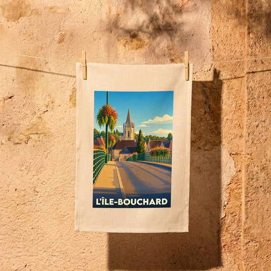Torchon souvenir de la ville de L'Île-Bouchard avec une illustration stylisée d'un pont menant au clocher de l'église.