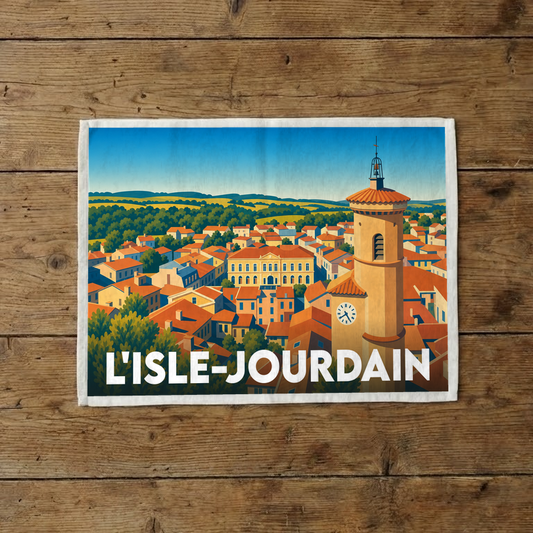 Torchon souvenir de la ville de L'Isle-Jourdain avec une illustration stylisée de ses toits et de son clocher.