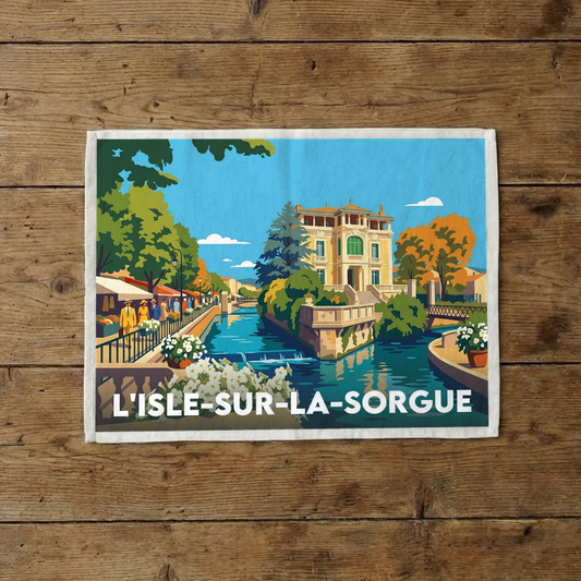 Torchon souvenir de la ville de L'Isle-sur-la-Sorgue avec une illustration colorée et stylisée.
