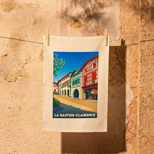 Torchon souvenir de la ville de La Bastide-Clairence avec une illustration stylisée de ses façades traditionnelles.