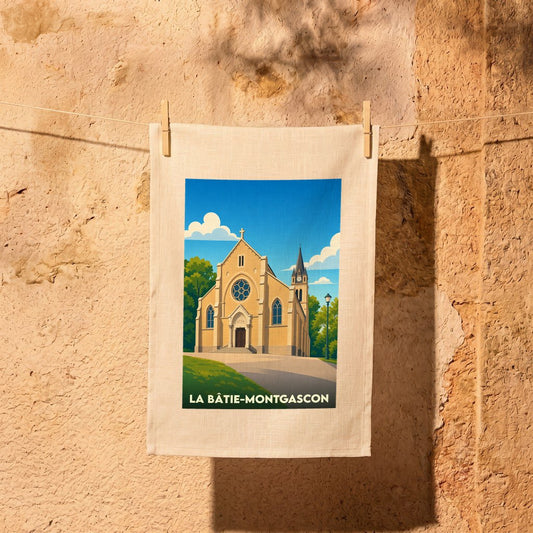 Torchon souvenir de la ville de La Bâtie-Montgascon avec une illustration stylisée de son église.
