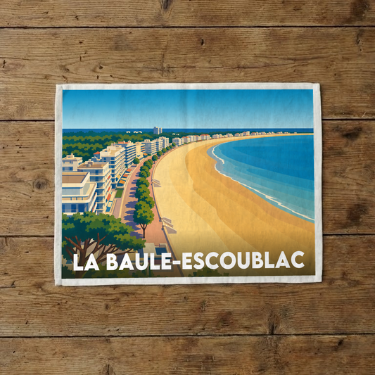 Torchon souvenir de la ville de La Baule-Escoublac avec une illustration stylisée de son front de mer.