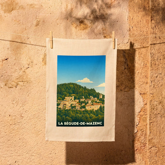 Torchon souvenir de la ville de La Bégude-de-Mazenc avec une illustration stylisée d'un village perché.