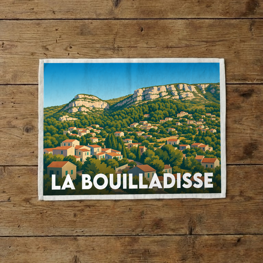Torchon souvenir de la ville de La Bouilladisse avec une illustration stylisée de son paysage.