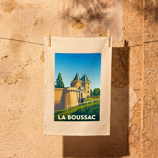 Torchon souvenir de la ville de La Boussac avec une illustration stylisée d'un château médiéval.