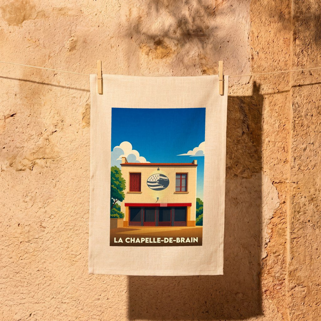 Torchon souvenir de la ville de La Chapelle-de-Brain avec une illustration stylisée d'un bâtiment local.