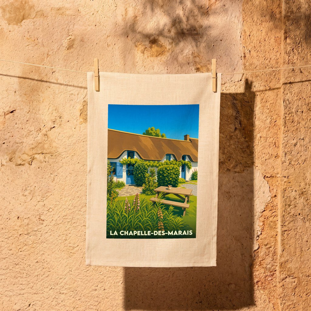 Torchon souvenir de la ville de La Chapelle-des-Marais avec une illustration stylisée d'une chaumière traditionnelle.
