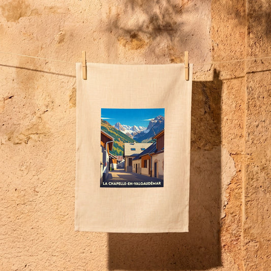 Torchon souvenir de la ville de La Chapelle-en-Valgaudémar avec une illustration stylisée.