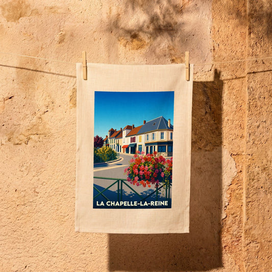 Torchon souvenir de la ville de La Chapelle-la-Reine avec une illustration stylisée et colorée.