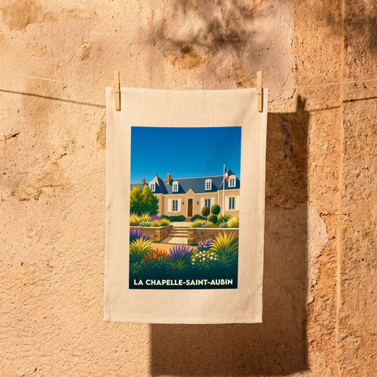 Torchon souvenir de la ville de La Chapelle-Saint-Aubin avec une illustration stylisée d'une bâtisse et de son jardin fleuri.