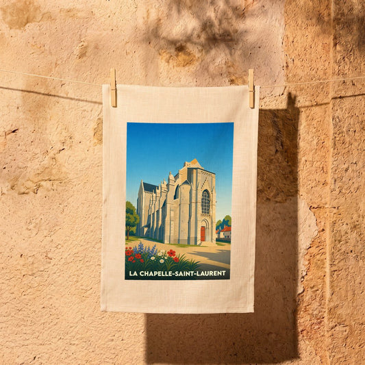Torchon souvenir de la ville de La Chapelle-Saint-Laurent avec une illustration stylisée de son église.