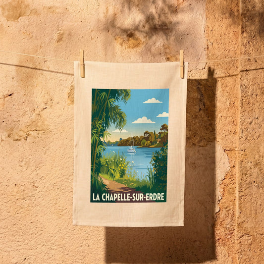 Torchon souvenir de la ville de La Chapelle-sur-Erdre avec une illustration stylisée d'un paysage au bord de l'eau.