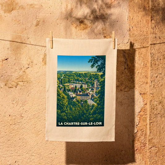 Torchon souvenir de la ville de La Chartre-sur-le-Loir avec une illustration stylisée d'un paysage verdoyant.