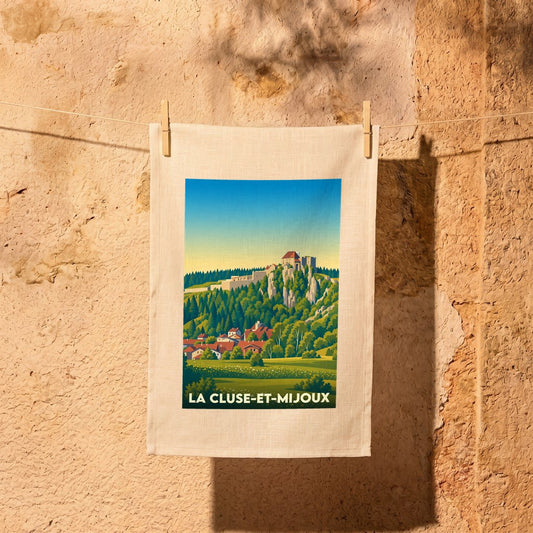 Torchon souvenir de la ville de La Cluse-et-Mijoux avec une illustration stylisée de son château et de son paysage.