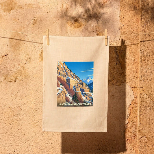 Torchon souvenir de la ville de La Condamine-Châtelard avec une illustration stylisée d'un paysage de montagne enneigé.
