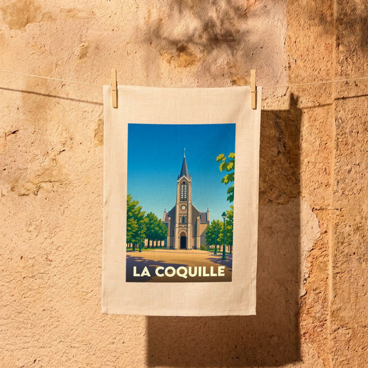 Torchon souvenir de la ville de La Coquille avec une illustration stylisée de son église.