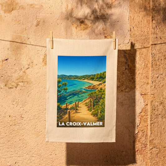 Torchon souvenir de la ville de La Croix-Valmer orné d'une illustration stylisée de son littoral ensoleillé.