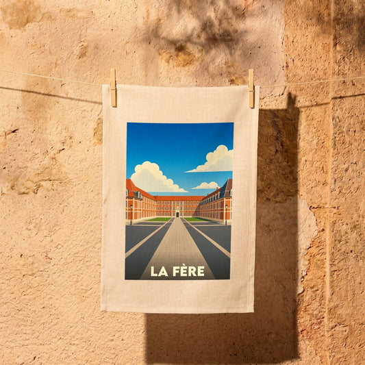 Torchon souvenir de la ville de La Fère avec une illustration stylisée.