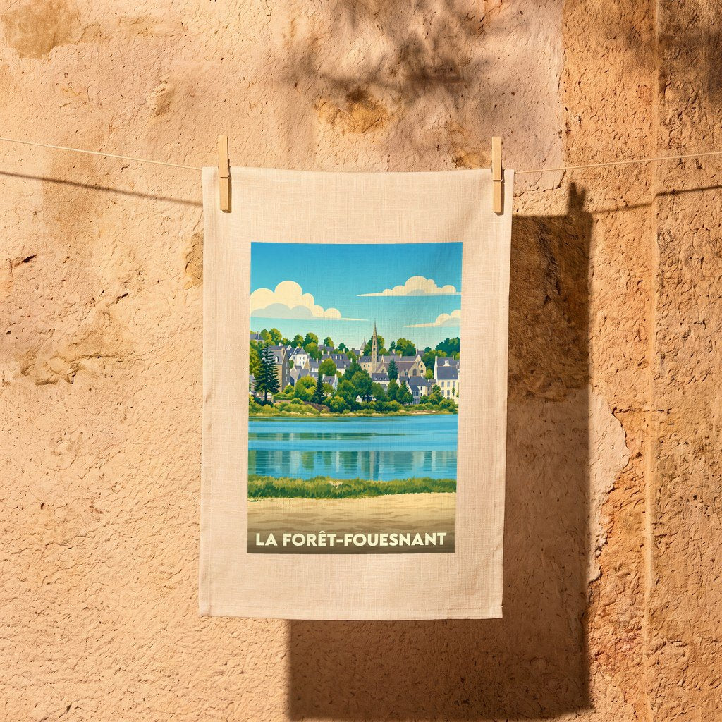 Torchon souvenir de la ville de La Forêt-Fouesnant avec une illustration stylisée d'un paysage côtier breton.
